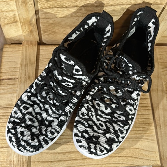 Danskin sneakers leopard print sz 8 black/white - Picture 1 of 5